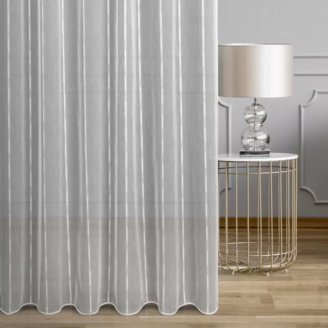 Firana szyta na taśmie 5 cm biała z tkaniny w pionowe pasy i efektem deszczyku, wykończona obciążnikiem
