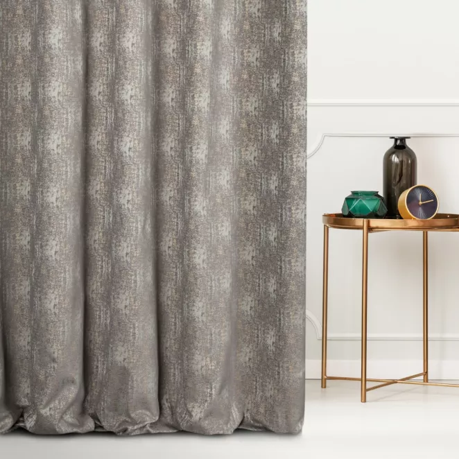 Zasłona szyta na flexach srebrno złocista z tkaniny z wzorem w formie przecierki na błyszczącym tle Pierre Cardin