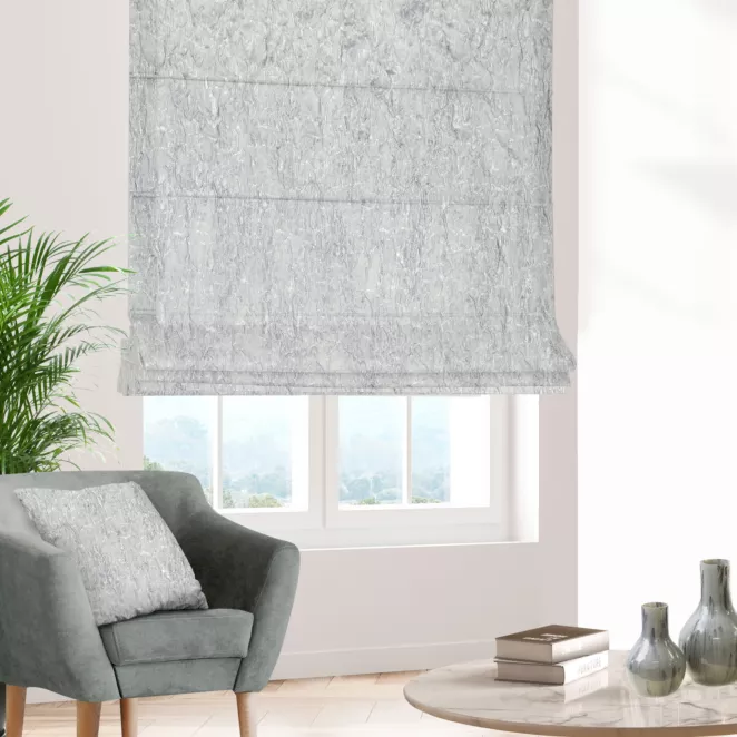 Roleta rzymska JAMIL srebrna z tkaniny o nieregularnym wypukłym wzorze i lekkim połyskiem