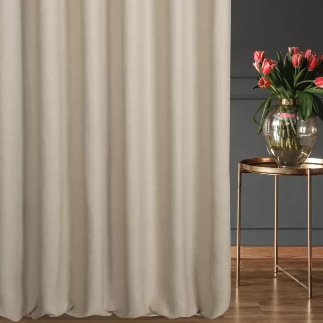 Zasłona szyta na tunelu kremowa z tkaniny o grubym splocie