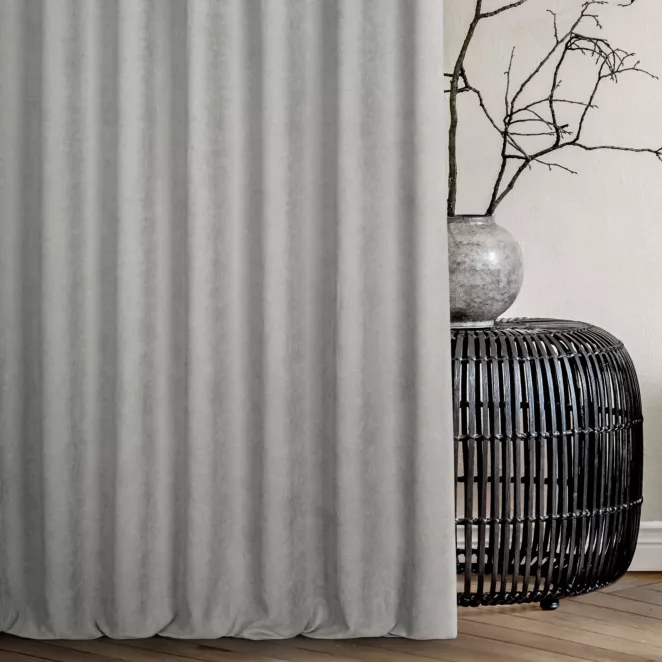 Zasłona szyta na taśmie 5 cm NADINE srebrna z miękkiej tkaniny o welurowej strukturze i wyraźnym splocie