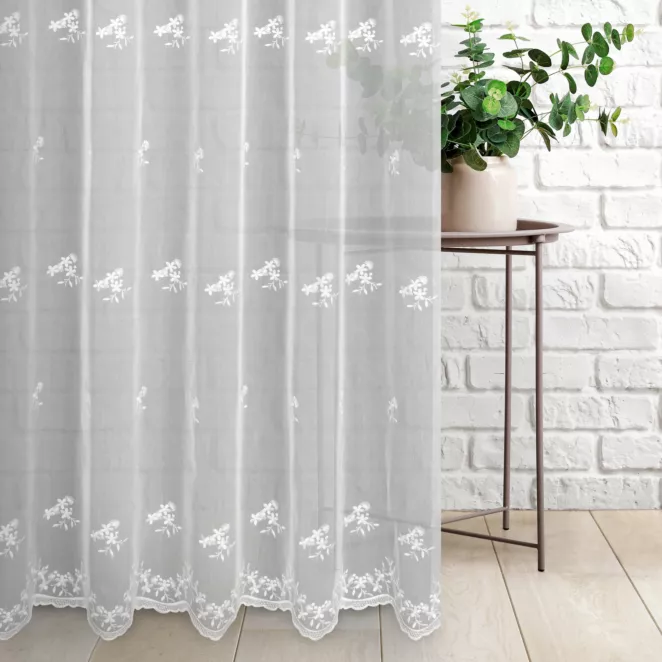 Firana szyta na taśmie 5 cm biała z matowej tkaniny, pokryta delikatnym, eleganckim haftem