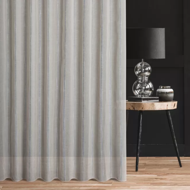 Firana szyta na taśmie 5 cm beżowa z matowej etaminy w pionowe pasy, wykończona obciążnikiem w stylu eko