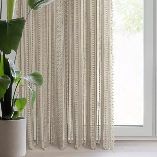 Zasłona jasnobeżowa zdobiona subtelnymi chwostami, ażurowa 140x270 cm taśma ADORA