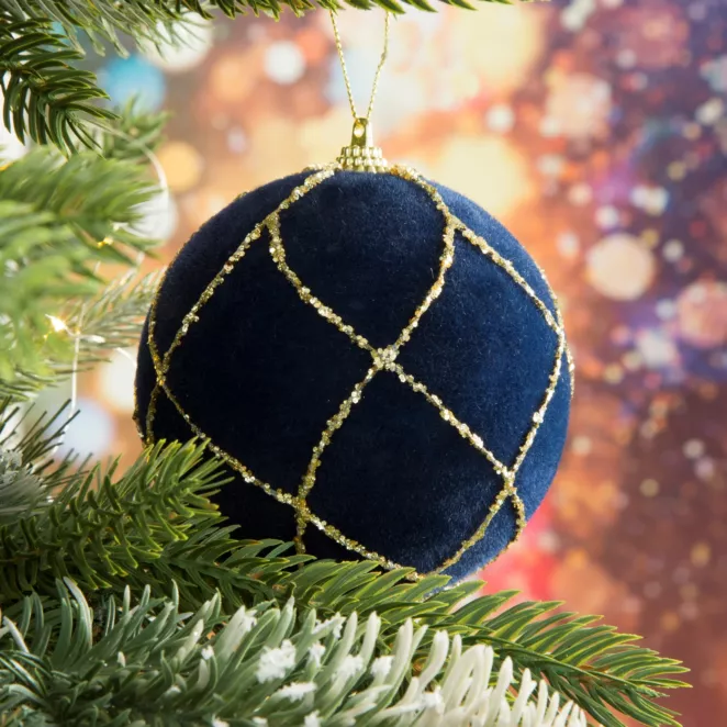Bombka choinkowa o puszystej powierzchni ze złotym geometrycznym wzorem