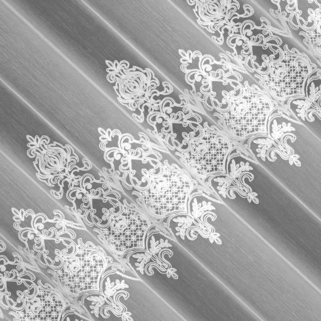 P288/1 Firana szyta na taśmie 5 cm biała z tkaniny tyu aden zdobionej łańcuszkowym haftem