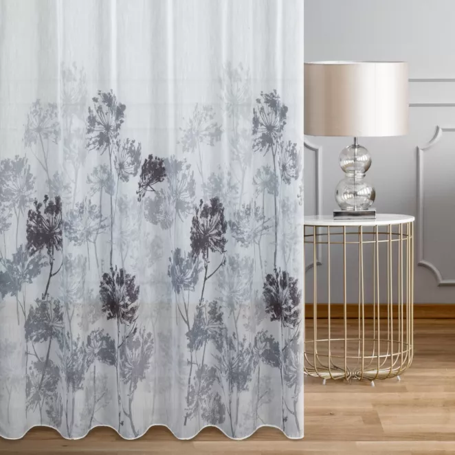 Firana szyta na taśmie 5 cm biało grafitowa z delikatnej tkaniny typu BATYST, zdobionej nadrukiem roślinnym, wykończonej obciążnikiem