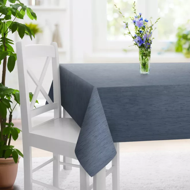 Obrus szyty niebieski z tkaniny welwetowej w pionowe prążki, wykończona obciążnikiem