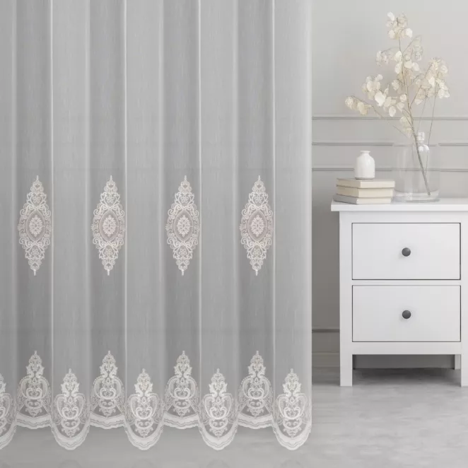 Firana szyta na taśmie 5 cm kremowo beżowa z miękkiej tkaniny typu ADEN, pokryta eleganckim haftem łańcuszkowym