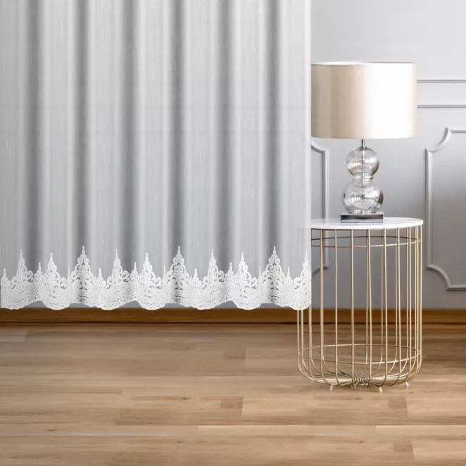 Firana szyta na taśmie 5 cm SHARK biała z delikatnej matowej tkaniny ozdobionej miękkim, łańcuszkowym haftem