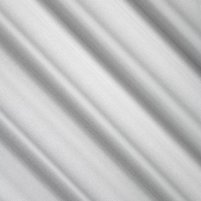 R229/2 Firana szyta na taśmie 5 cm biała z delikatnej tkaniny w drobny, falowany wzór, wykończona obciążnikiem