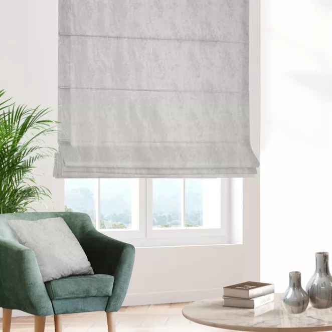 Roleta rzymska jasnobeżowa z tkaniny szenilowej z efektem przecierki