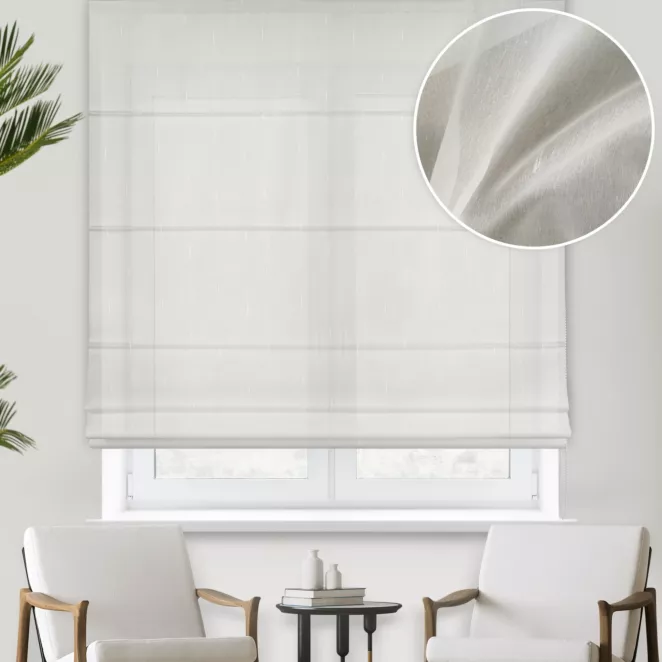 Roleta rzymska kremowa z delikatnej i miękkiej tkaniny, zdobionej po całości deszczykiem, wykończona obciążnikiem