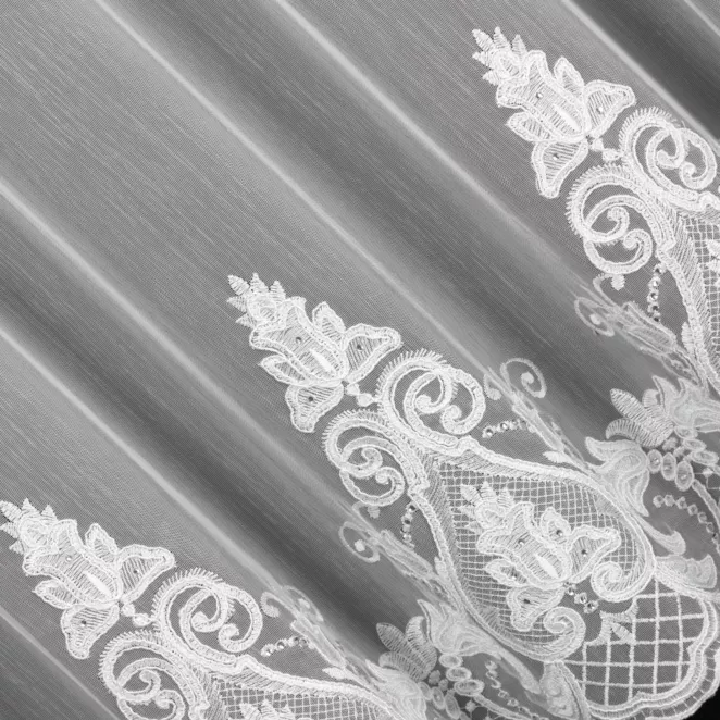 M230/1 Firana szyta na taśmie 5 cm biała z łańcuszkowym haftem na tkaninie typu ADEN z delikatnym efektem deszczyku, zdobiona kryształkami Italissima Eva Minge