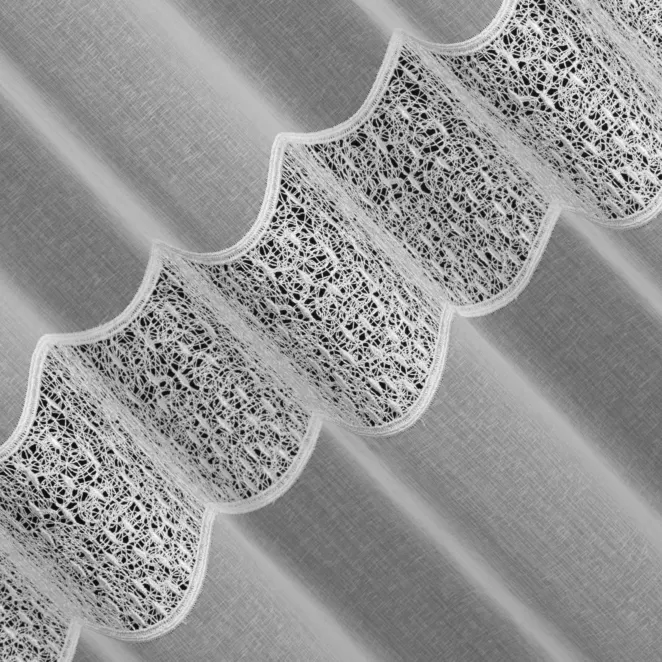 H232/6 Firana szyta na taśmie 5 cm biała z matowej etaminy ozdobionej siatkową aplikacją