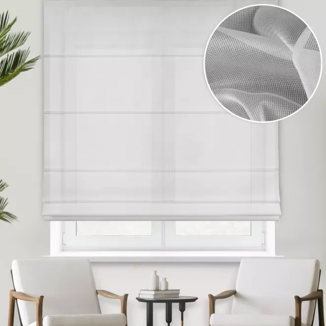 Roleta rzymska jasnoszara z miękkiej tkaniny o lekkim splocie i delikatnym połysku, wykończona obciążnikiem