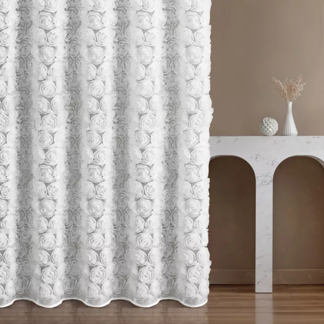 Zasłona szyta na taśmie 5 cm biała z tkaniny typu siatka z różami po całości