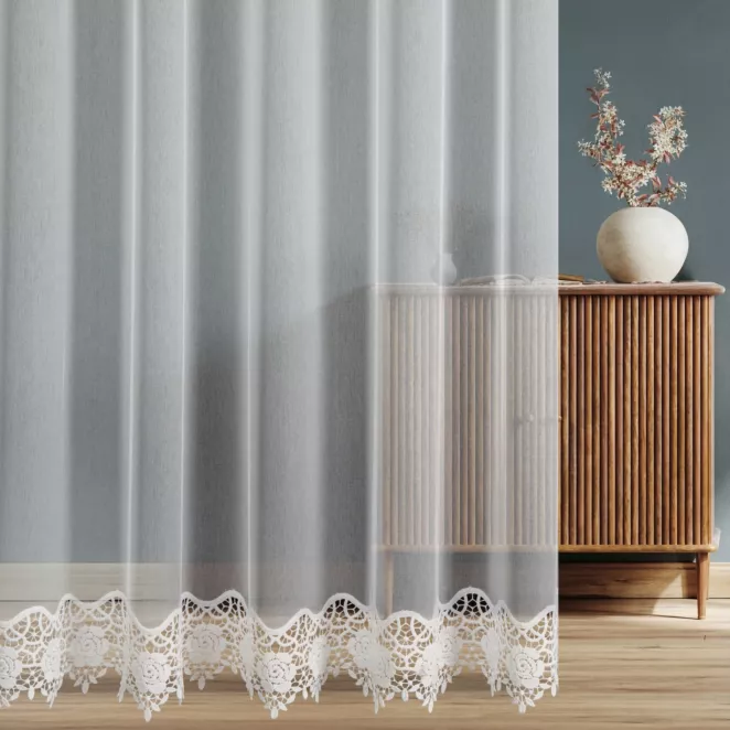 Firana szyta na taśmie 5 cm biała z miękkiej, matowej tkaniny ozdobionej kwiatową aplikacją