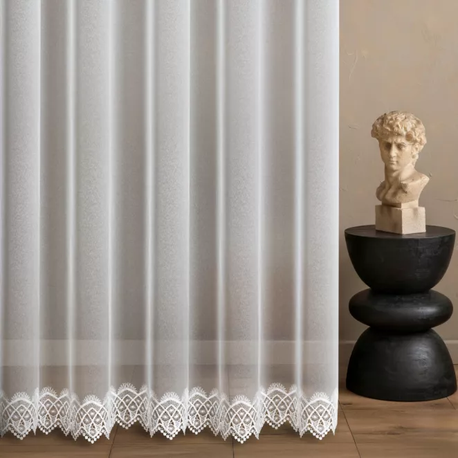 Firana szyta na taśmie 5 cm biała z tkaniny typu markizeta zdobionej aplikacją