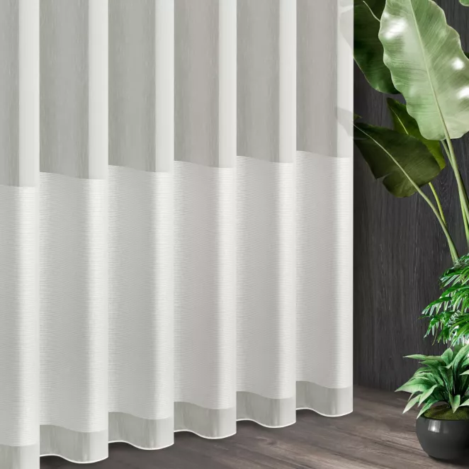 Tkanina firanowa  aden z efektem deszczyku, zakończona szerokim pasem złożonym z drobnych pasków