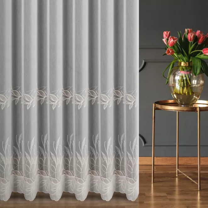 Firana szyta na taśmie 5 cm biało beżowa z matowej tkaniny ADEN ozdobionej roślinnym haftem w stylu eko