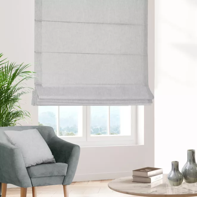 Roleta rzymska GEONOA srebrna z miękkiej tkaniny o naturalnym charakterze z widocznym ozdobnym splotem