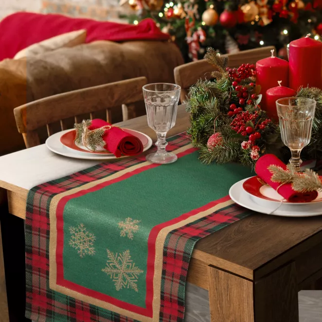 Bieżnik na stół czerwono, zielony 45x140 cm gobelinowy CHERRY z motywem złotych śnieżynek i ozdobną kantą w kratę