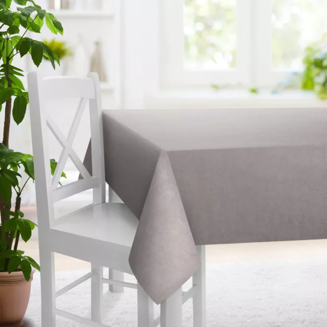 Obrus szyty jasnosrebrny z miękkiej tkaniny szenilowej typu dimout o naturalnym splocie