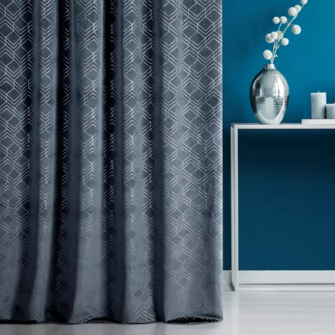Zasłona szyta na taśmie 5 cm ISMENA grafitowa z tkaniny welwetowej z geometrycznym błyszczącym nadrukiem