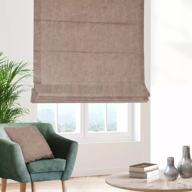 Roleta rzymska pudrowo różowo szampańska z tkaniny welwetowej z nadrukiem