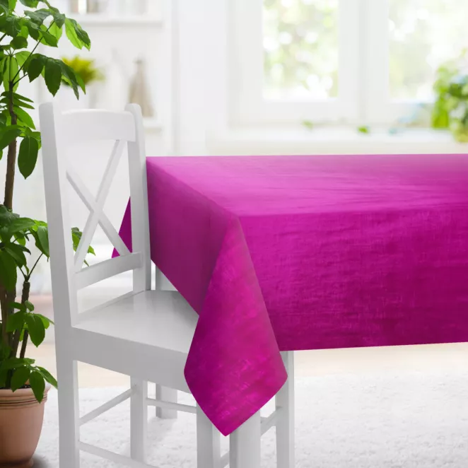 Obrus szyty SAFARI 1 amarantowy z miękkiej welwetowej tkaniny z połyskiem i poziomym prążkiem