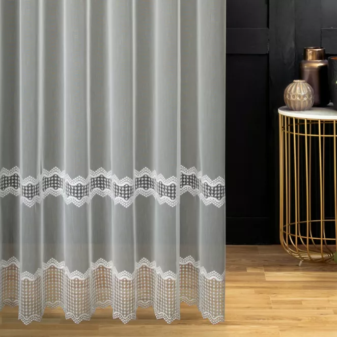 Firana szyta na flexach naturalna z matowej tkaniny ozdobionej geometryczną aplikacją