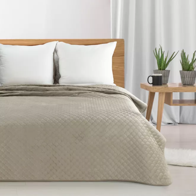 Narzuta welwetowa beżowa 220x240 cm pikowana metodą hot press z motywem rybiej łuski ARIEL Eurofirany Classic