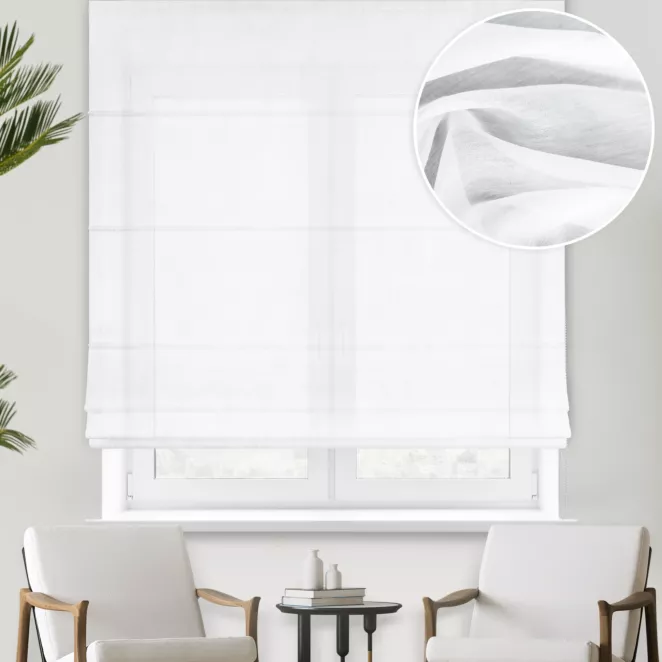 Roleta rzymska biała z delikatnej tkaniny typu batyst wykończonej obciążnikiem