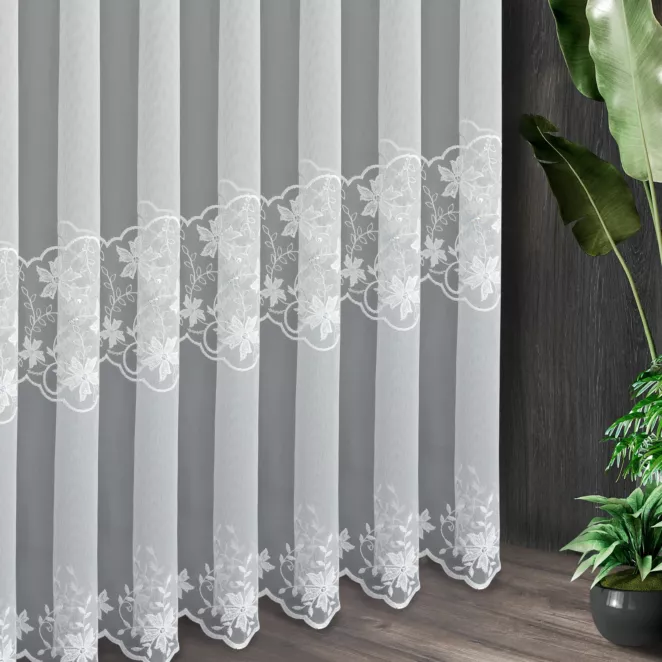 Tkanina firanowa, matowa, lekka, zdobiona haftem z cekinami