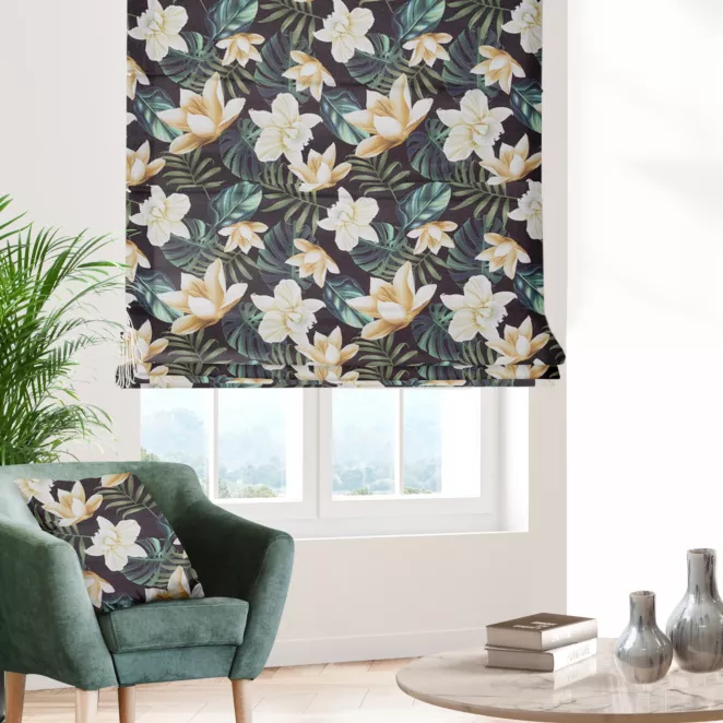 Roleta rzymska wielokolorowa z miękkiej tkaniny typu blackout drukowanej w kwiatowy wzór