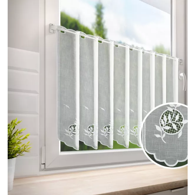 Tkanina firanowa zazdrostka z etaminy zdobiona ażurowym haftem w drobne listeczki