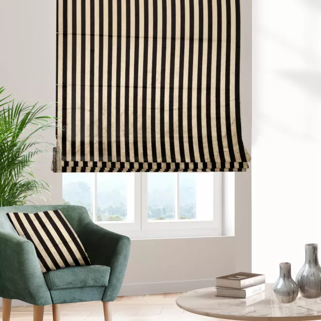 Roleta rzymska czarno złota z welwetowej tkaniny obiciowej w pasy, w stylu glamour Italissima Eva Minge