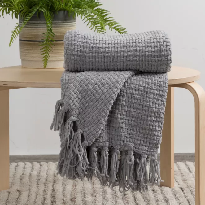 Koc 130x170 cm szary tkany z frędzlami i wytłaczanym wzorem SUZI