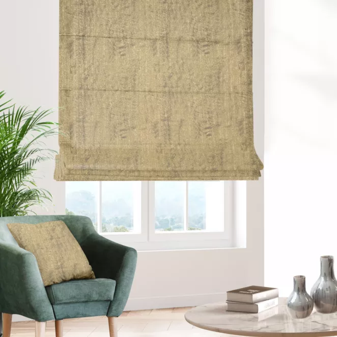 Roleta rzymska złota z lekko usztywnianej tkaniny z przecieranym wzorem