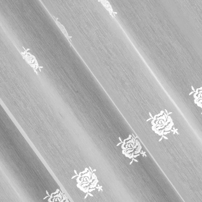 P259/5 Firana szyta na taśmie 5 cm biała z matowej tkaniny ozdobionej kwiatowym haftem