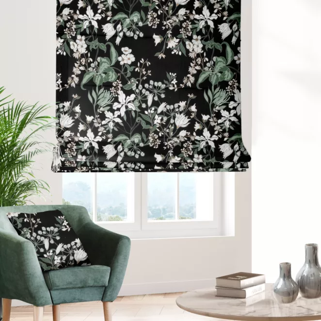 Roleta rzymska czarna miękka, welwetowa tkanina z kwiatowym nadrukiem
