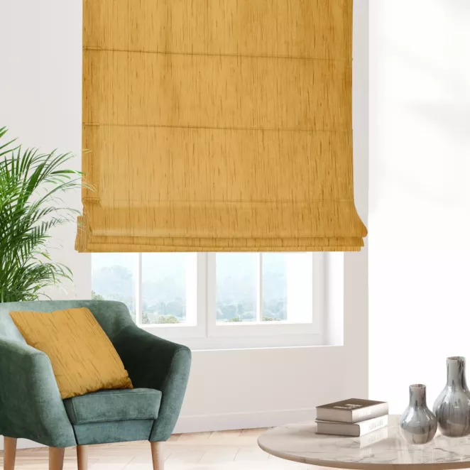 Roleta rzymska miodowa z tkaniny welwetowej w pionowe prążki, wykończona obciążnikiem