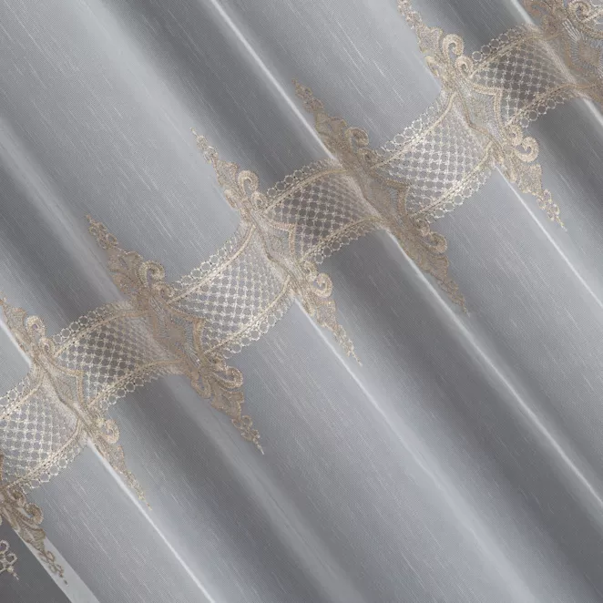 R199/2 Firana szyta na taśmie 5 cm biało miedziana z matowej tkaniny typu ADEN z efektem deszczyku, zdobionej ornamentowym haftem