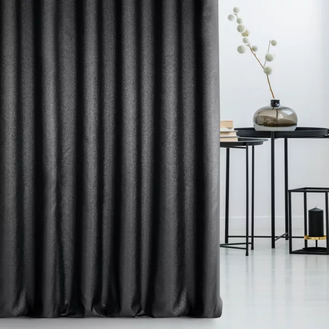 Zasłona szyta na taśmie 5 cm czarno srebrna z gładkiej tkaniny przeplatanej błyszczącą lureksową nicią