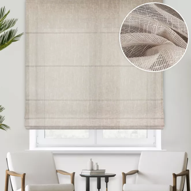 Roleta rzymska beżowa z tkaniny o naturalnym splocie z widocznym efektem deszczyku, wykończona obciążnikiem