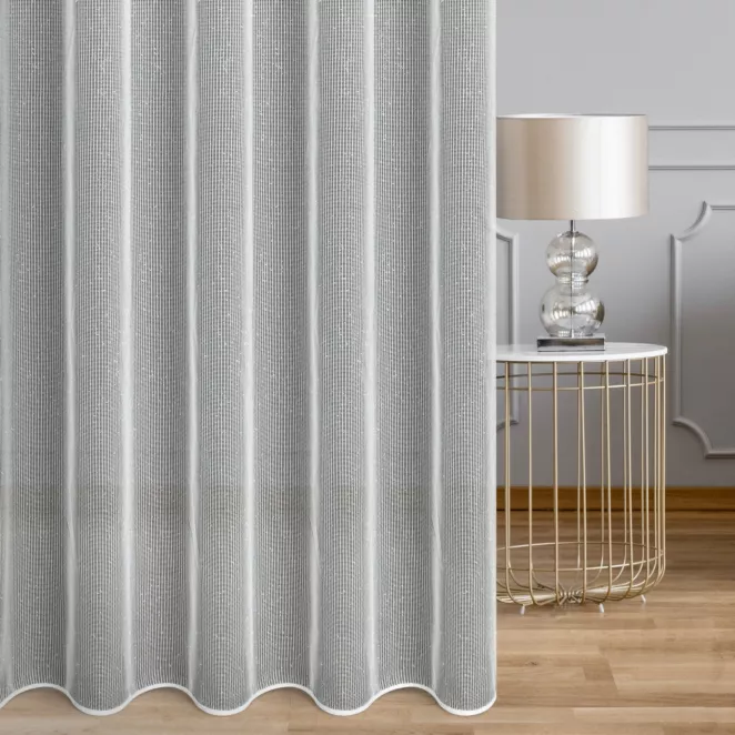 Firana szyta na taśmie 5 cm biała z połyskującej siateczki z moherową nicią, wykończona obciążnikiem