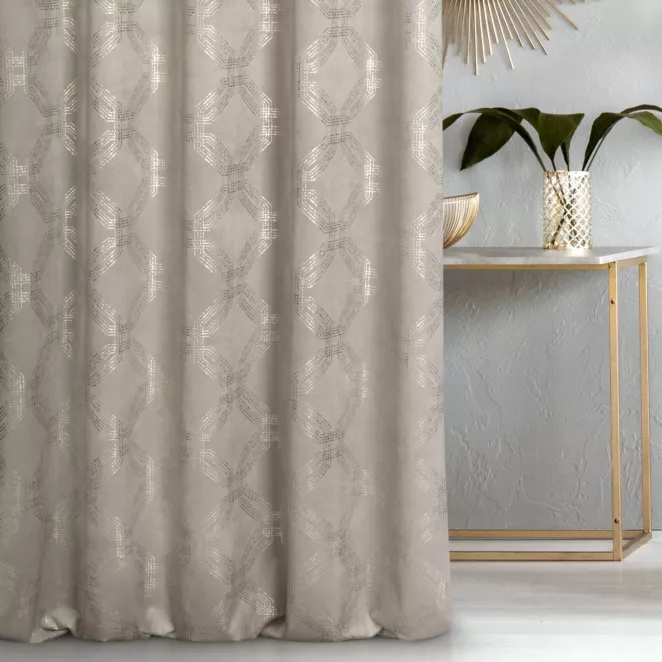 Zasłona szyta na taśmie 5 cm beżowa z tkaniny welwetowej z geometrycznym błyszczącym nadrukiem