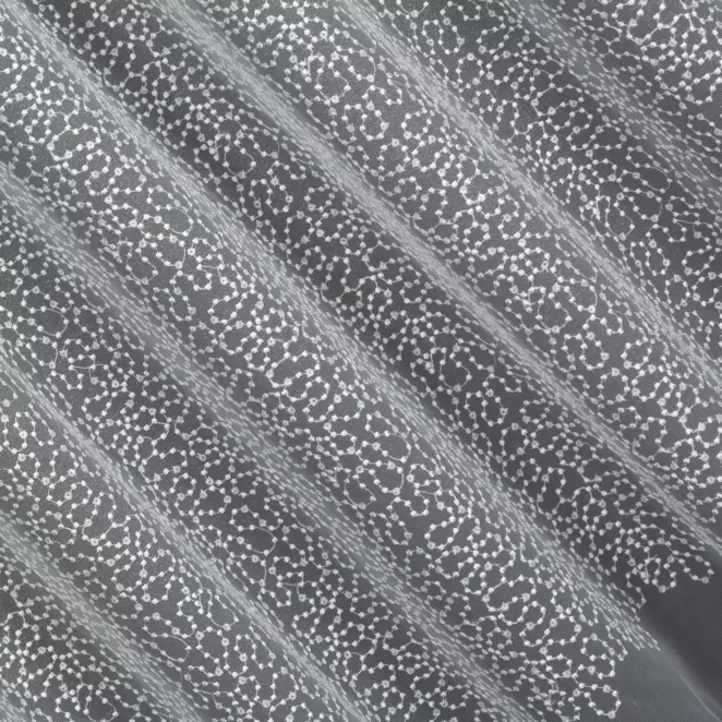 L137/2 Firana szyta na taśmie 5 cm biało srebrna z delikatnie połyskującej tkaniny typu PERU, zdobionej haftem oraz cekinami