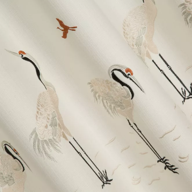 M229/6 Zasłona szyta na taśmie 5 cm kremowa z matowej tkaniny haftowanej we wzór żurawi Italissima Eva Minge